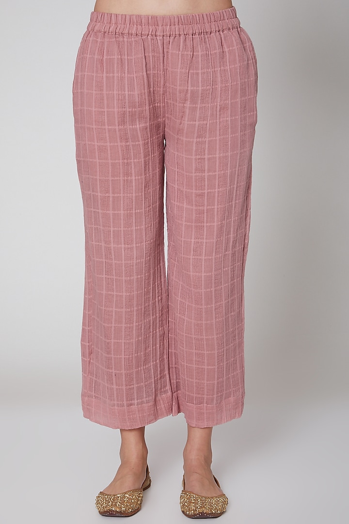 Blush Pink Floral Embroidered Kurta Set by TARO at Pernia's Pop Up Shop