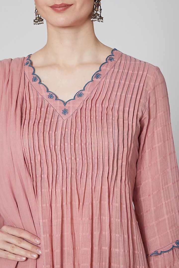 Blush Pink Floral Embroidered Kurta Set by TARO at Pernia's Pop Up Shop
