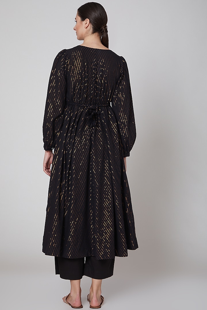Black Embroidered Kurta Set by TARO at Pernia's Pop Up Shop
