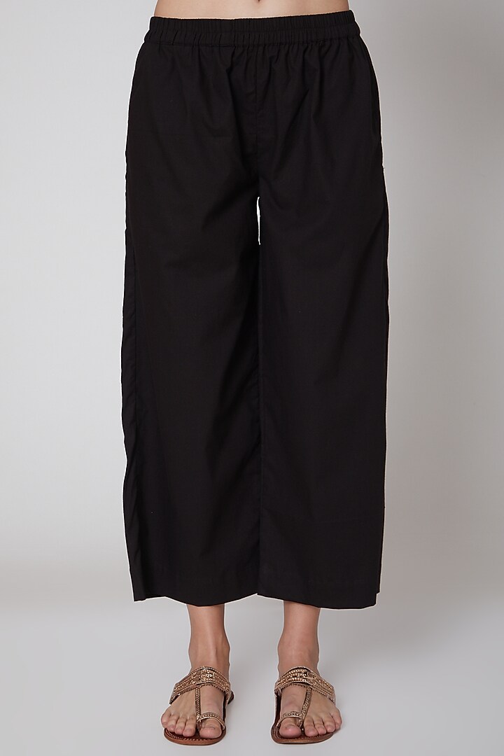 Black Embroidered Kurta Set by TARO at Pernia's Pop Up Shop