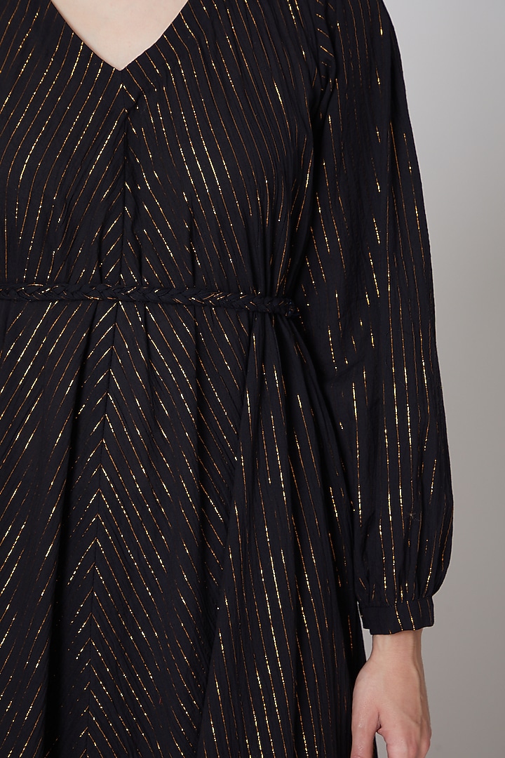 Black Embroidered Kurta Set by TARO at Pernia's Pop Up Shop