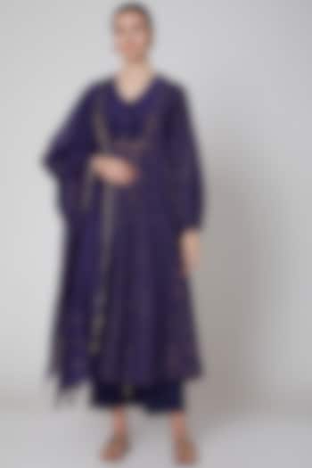 Purple Embroidered Kurta Set by TARO at Pernia's Pop Up Shop