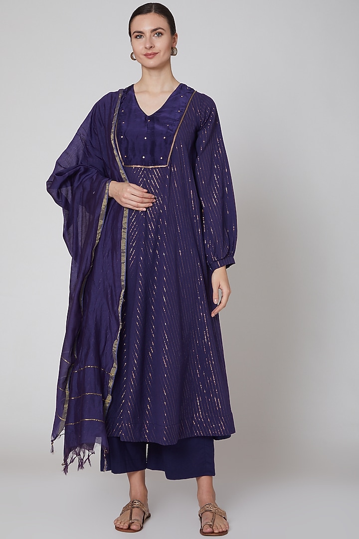 Purple Embroidered Kurta Set by TARO at Pernia's Pop Up Shop