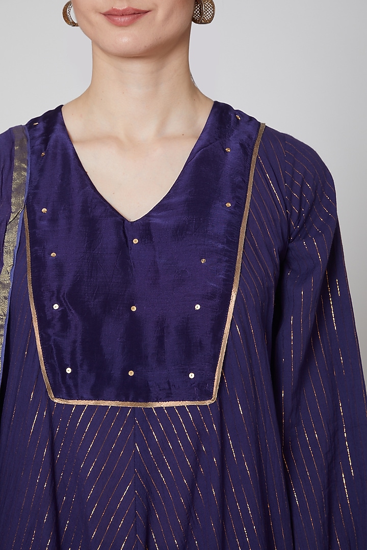 Purple Embroidered Kurta Set by TARO at Pernia's Pop Up Shop