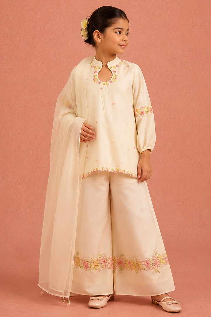 Ivory Chanderi Floral Embroidered Kurta Set For Girls by Tarini Vij Kids at Pernia's Pop Up Shop