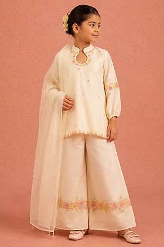 Ivory Chanderi Floral Embroidered Kurta Set For Girls by Tarini Vij Kids