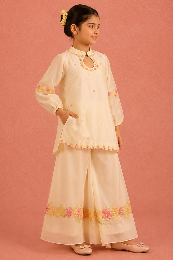 Ivory Chanderi Floral Embroidered Kurta Set For Girls by Tarini Vij Kids at Pernia's Pop Up Shop
