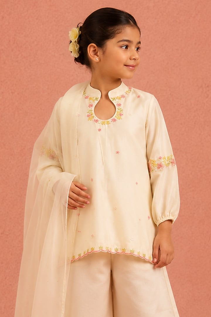 Ivory Chanderi Floral Embroidered Kurta Set For Girls by Tarini Vij Kids at Pernia's Pop Up Shop