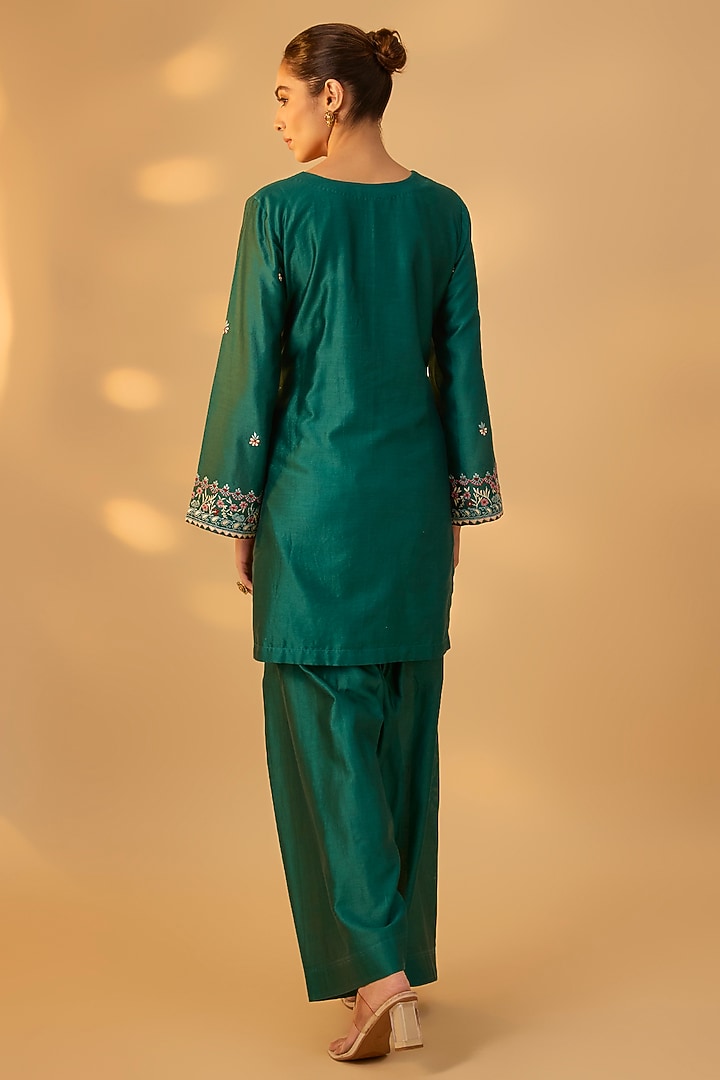 Green Handwoven Chanderi Floral Embroidered Kurta Set by The Aarya at Pernia's Pop Up Shop