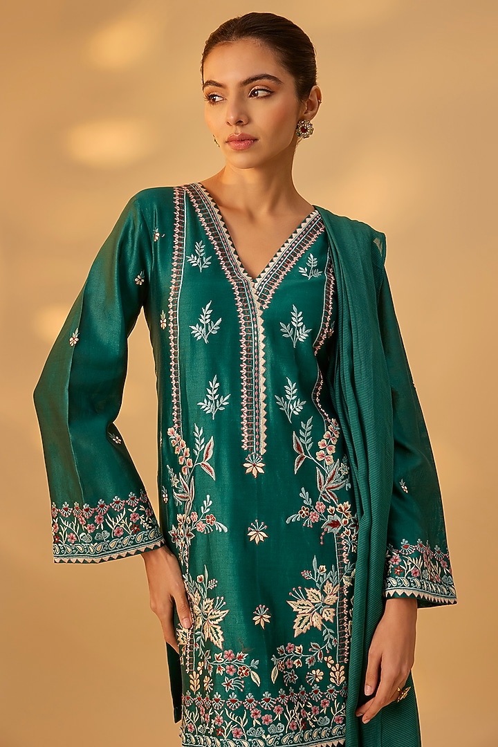 Green Handwoven Chanderi Floral Embroidered Kurta Set by The Aarya at Pernia's Pop Up Shop