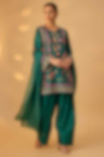 Emerald Green Handwoven Chanderi Floral Embroidered Kurta Set by The Aarya at Pernia's Pop Up Shop