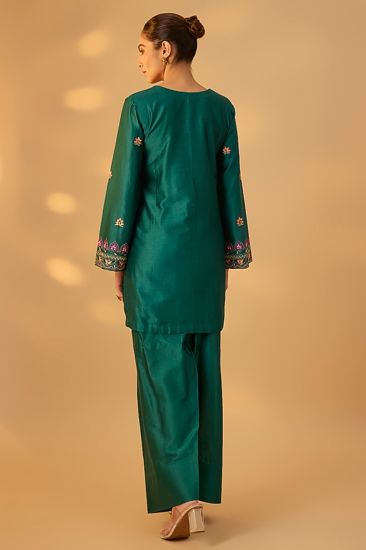 Emerald Green Handwoven Chanderi Floral Embroidered Kurta Set by The Aarya at Pernia's Pop Up Shop