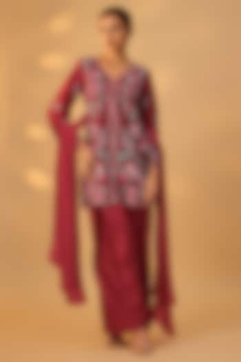 Red Handwoven Chanderi Floral Thread Work Kurta Set by The Aarya at Pernia's Pop Up Shop