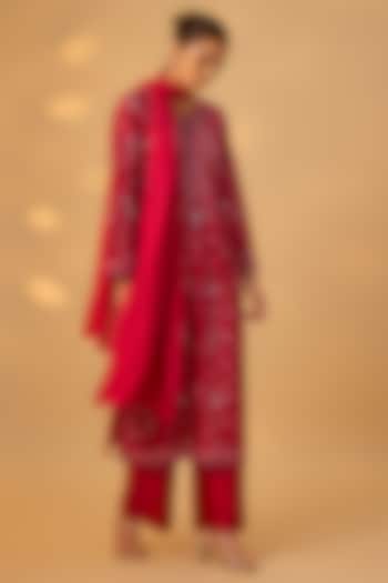 Red Handwoven Chanderi Floral Embroidered Kurta Set by The Aarya at Pernia's Pop Up Shop