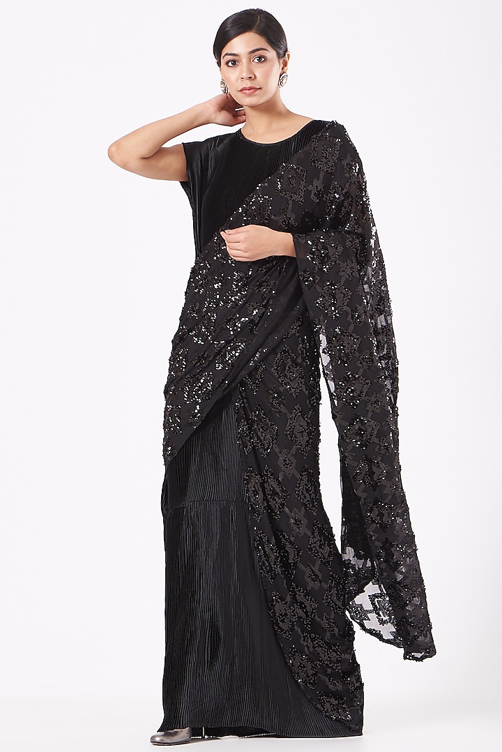 Black Pleated Polyester Saree by Tasuvure Indes