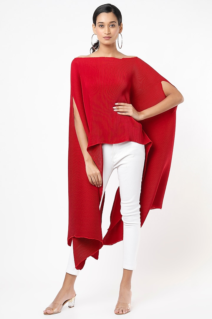 Red Long Pleated Fabric Cape by Tasuvure