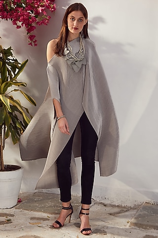 Silver Pleated Polyester Cape by Tasuvure