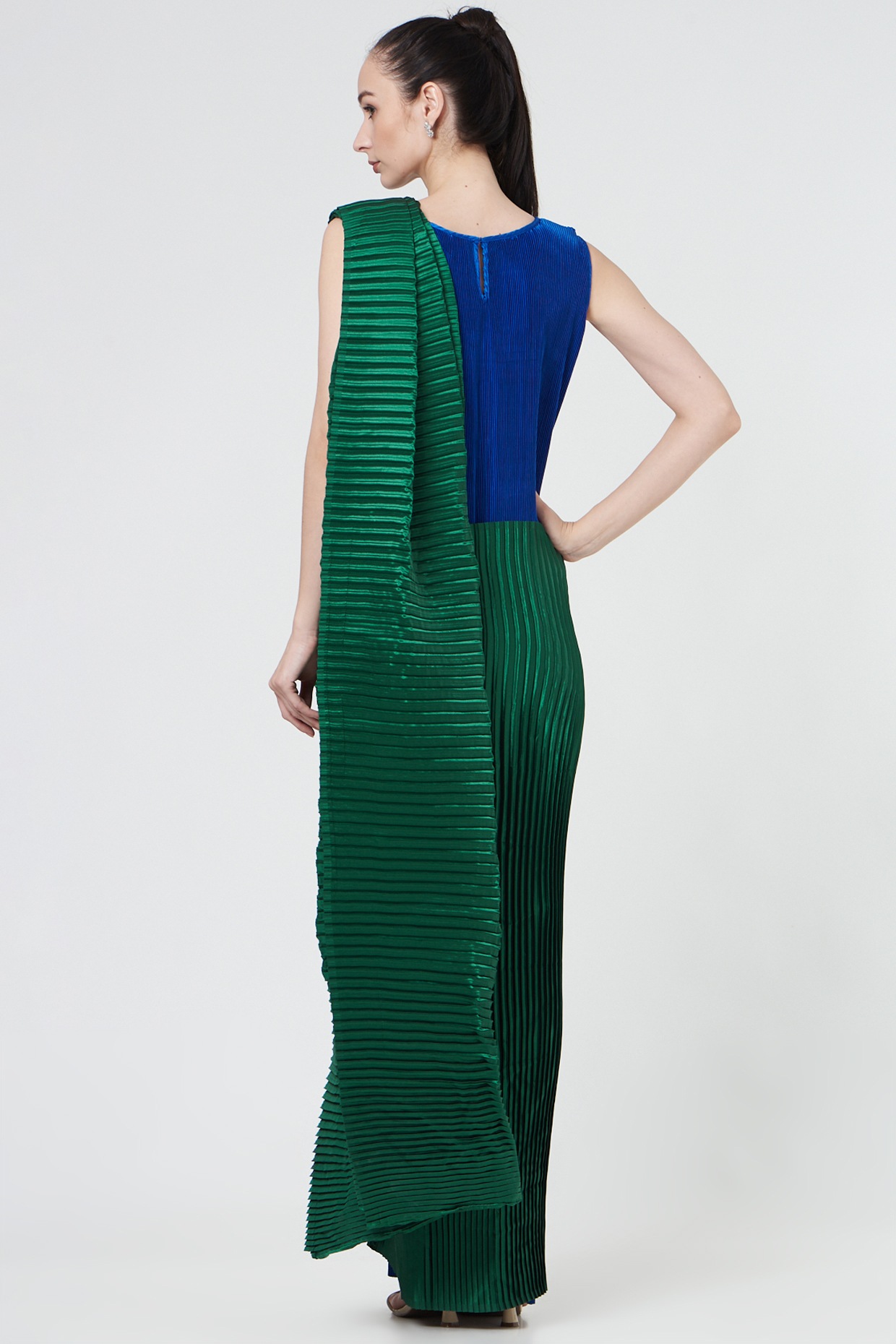 Evening dress with pleated fabric | INVITADISIMA