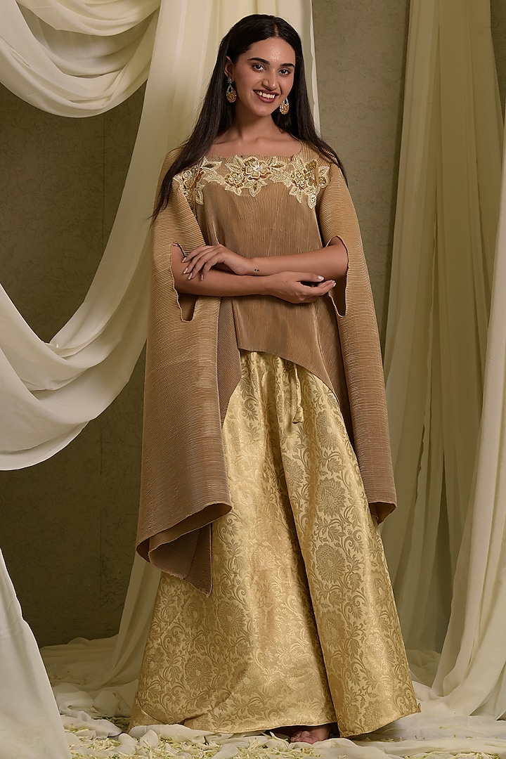 Gold Pleated Silk Embroidered Cape Set by Tasuvure at Pernia's Pop Up Shop