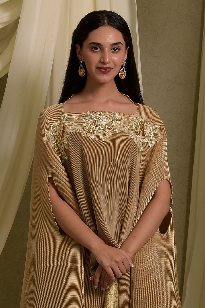 Gold Pleated Silk Embroidered Cape Set by Tasuvure at Pernia's Pop Up Shop