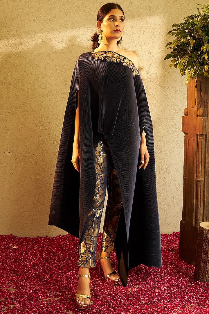 Blue Embroidered Cape Set by Tasuvure Indes