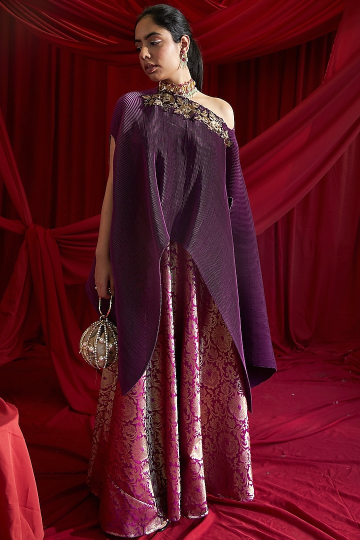 Hibiscus Pink Pleated Silk Embroidered Cape Set by Tasuvure at Pernia's Pop Up Shop