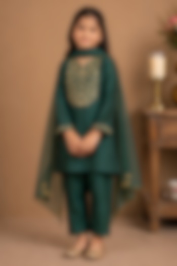Green Silk Cotton Hand Embroidered Kurta Set For Girls by Tatwa Kids at Pernia's Pop Up Shop