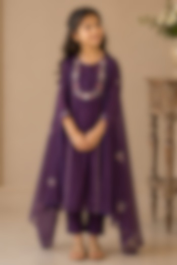 Purple Silk Cotton Hand Embroidered Kurta Set For Girls by Tatwa Kids at Pernia's Pop Up Shop