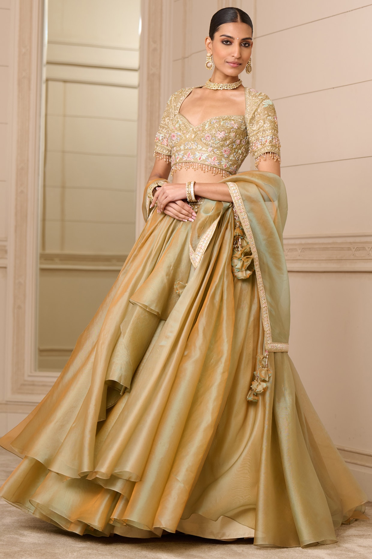 Pink Golden Lehenga Choli Pakistani Mehndi Dress | Pakistani mehndi dress, Golden  lehenga, Mehndi dress