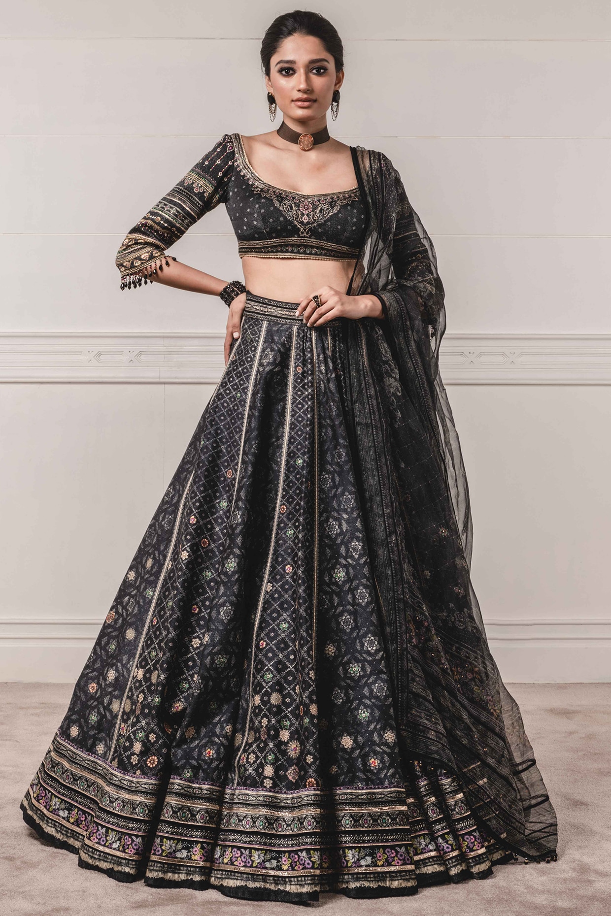 Karisma Kapoor Looks Elegant In Her Black Chanderi Lehenga; Perfect For  Attending Wedding Occasions - Boldsky.com