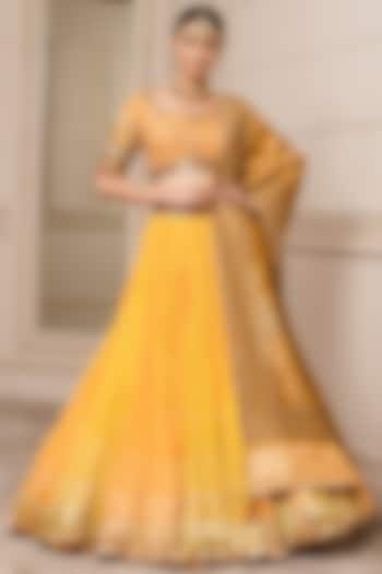 Yellow Crushed Chanderi Bridal Lehenga Set by Tarun Tahiliani at Pernia's Pop Up Shop