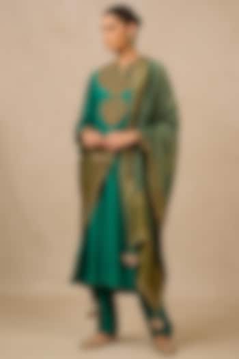 Emerald Silk Dupion Marori Embroidered Kurta Set by Tarun Tahiliani at Pernia's Pop Up Shop