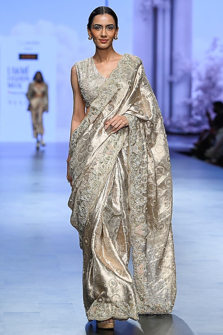 Silver Brocade Hand Embroidered Reception Saree Set by TATWAMM By Abhishek & Vinita at Pernia's Pop Up Shop