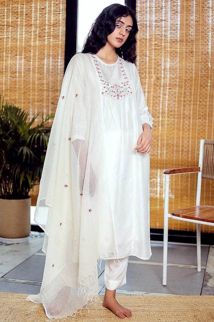 White Chanderi Embroidered Kurta Set by TATWA at Pernia's Pop Up Shop