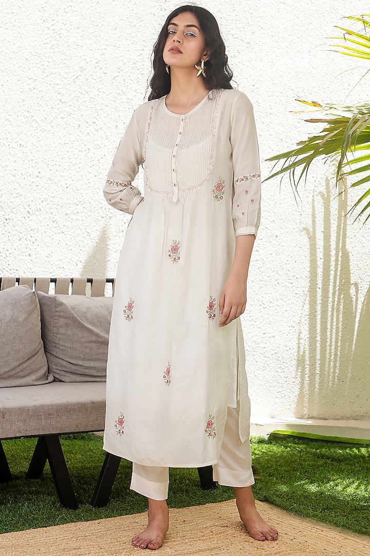 White Chanderi Embroidered Pintuck Kurta Set by TATWA