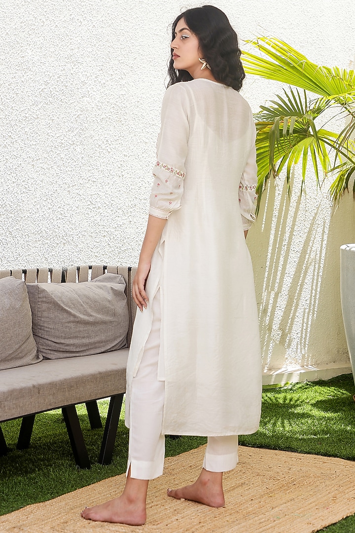 White Chanderi Embroidered Pintuck Kurta Set by TATWA at Pernia's Pop Up Shop