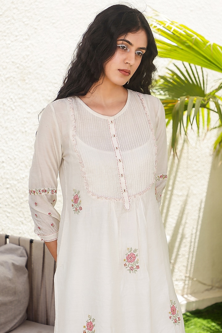 White Chanderi Embroidered Pintuck Kurta Set by TATWA at Pernia's Pop Up Shop