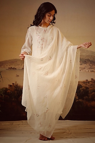 White Handloom Chanderi Embroidered Kurta Set by TATWA