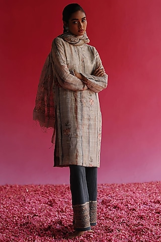 Beige Suit Set With Tie Design by Soniya G Men at Pernia's Pop Up Shop 2024