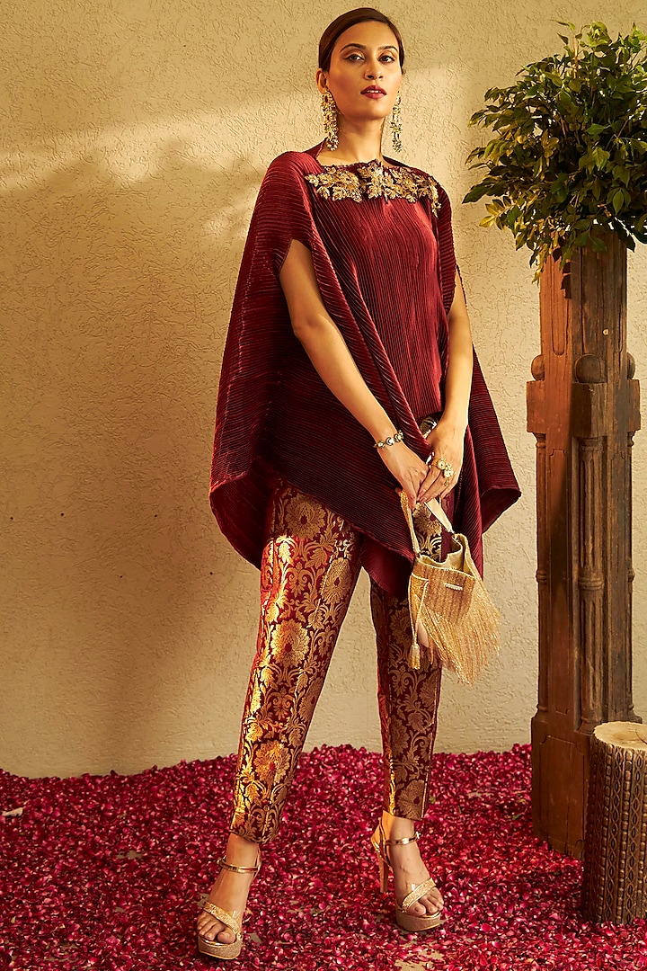 Maroon Embroidered Cape Set by Tasuvure Indes at Pernia's Pop Up Shop