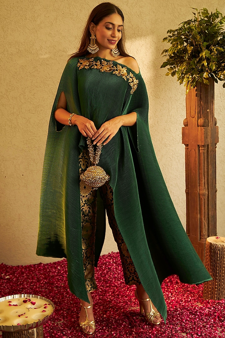 Green Embroidered Cape Set by Tasuvure Indes