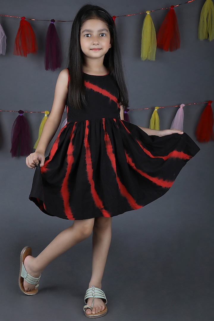 Black Tie-Dye Leheriya Dress For Girls by THE COTTON STAPLE