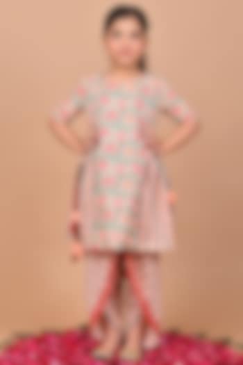 Peach Cotton Floral Printed & Crochet Embroidered Paneled Kurta Set For Girls by THE COTTON STAPLE