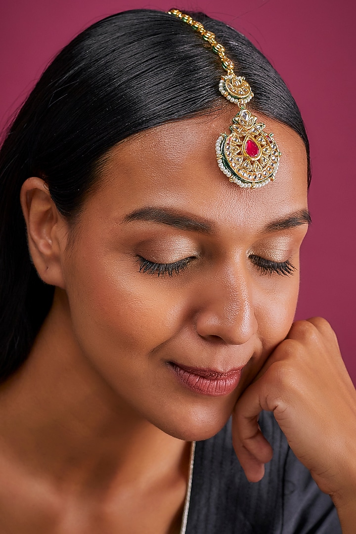 Gold Finish White Kundan Polki Maang Tikka by Tad Accessories at Pernia's Pop Up Shop