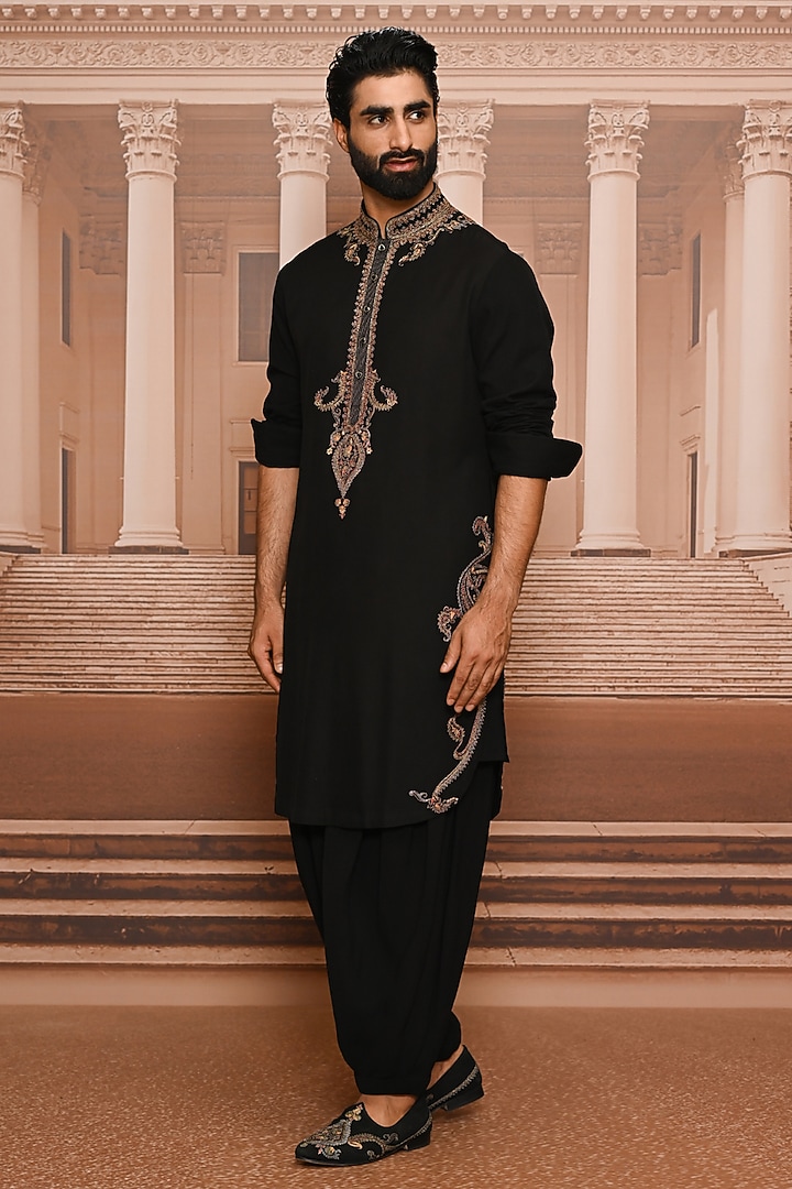 Black Georgette Hand Embroidered Kurta Set by Tarun Tahiliani Men at Pernia's Pop Up Shop