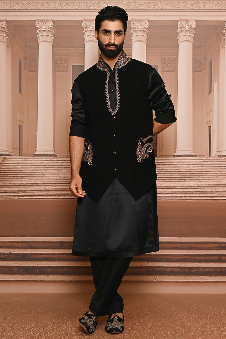 Black Japanese Crepe Embroidered Waistcoat Set by Tarun Tahiliani Men at Pernia's Pop Up Shop