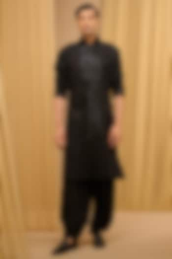 Black Silk Double Georgette & Textured Kurta Set by Tarun Tahiliani Men at Pernia's Pop Up Shop