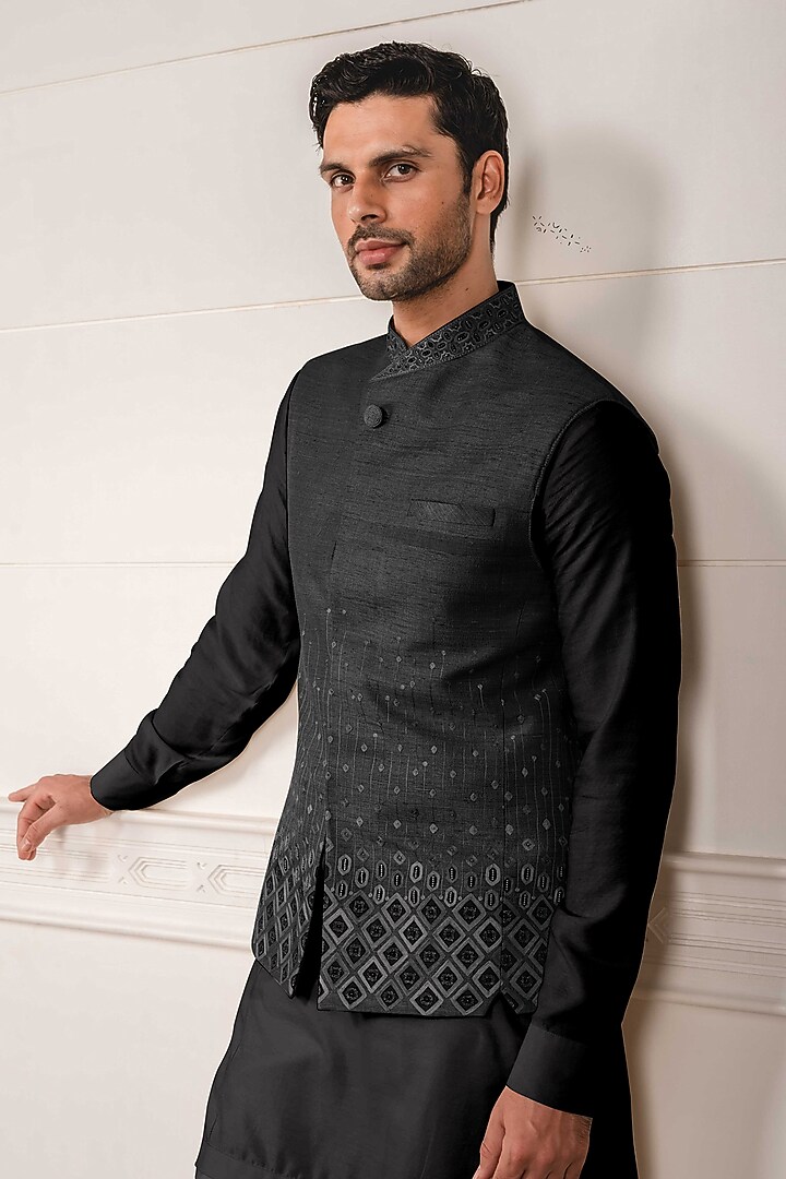 Black Aari Embroidered Waistcoat by Tarun Tahiliani Men at Pernia's Pop Up Shop