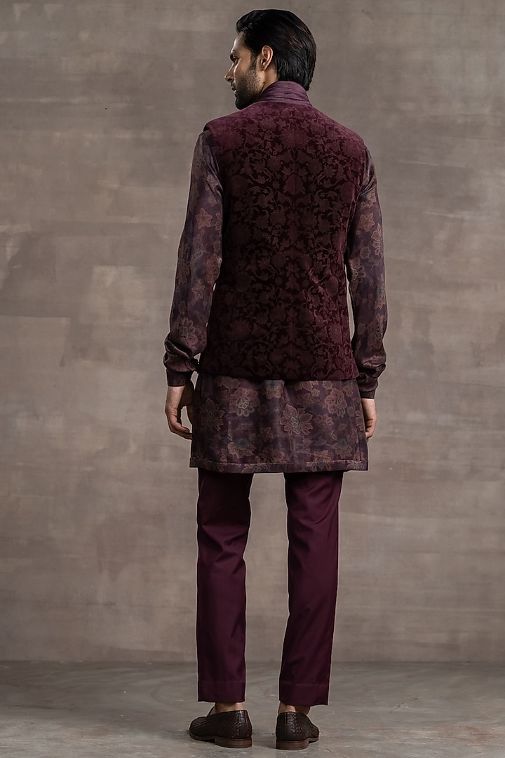 Wine Velvet Etched Bundi Jacket Set by Tarun Tahiliani Men at Pernia's Pop Up Shop