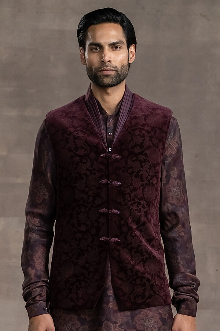 Wine Velvet Etched Bundi Jacket Set by Tarun Tahiliani Men at Pernia's Pop Up Shop